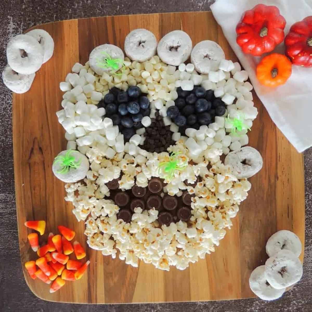 Bone-chillingly Fun Skull-shaped Halloween Snack Board Bone-chillingly Fun Skull-shaped Halloween Snack Board