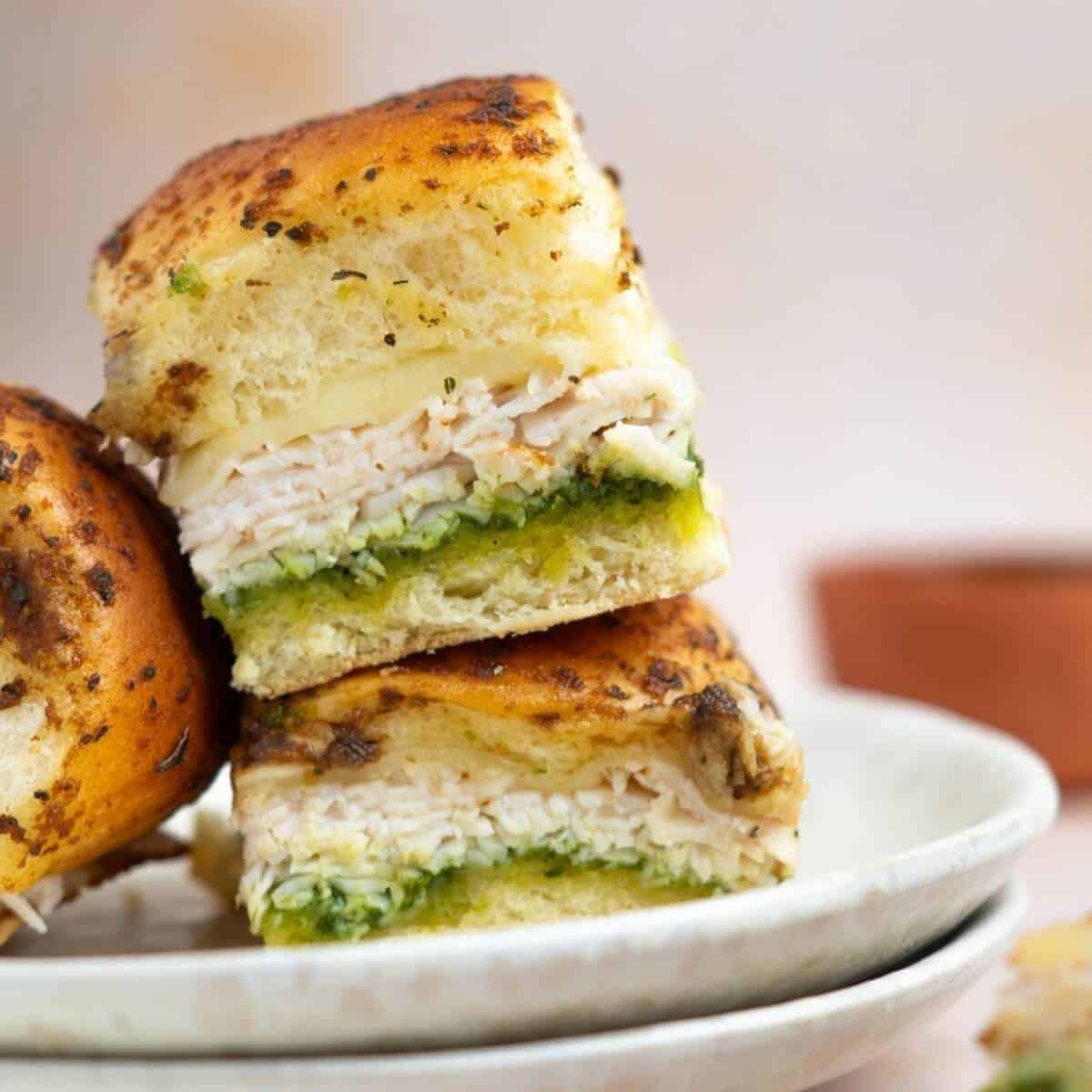 Easy Chicken Pesto Sliders With Mozzarella Easy Chicken Pesto Sliders With Mozzarella